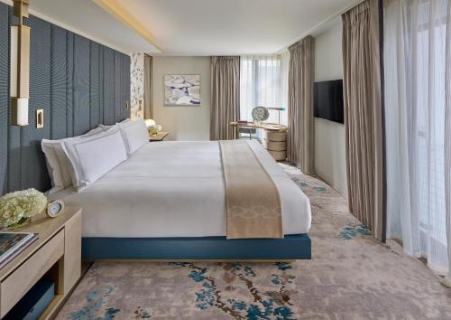 Deluxe Suite King or Twin