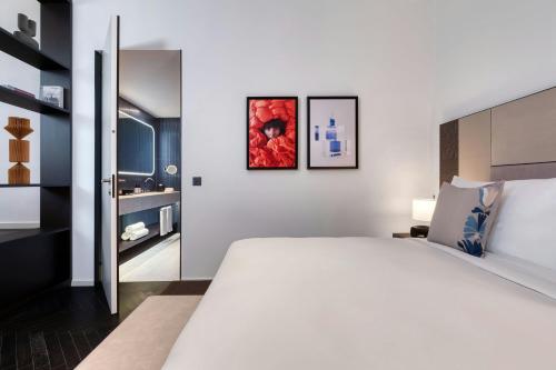 One-Bedroom Contemporary Junior King Suite 