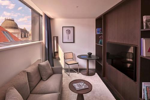 One-Bedroom Contemporary Junior King Suite 