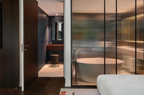 One-Bedroom Atrium King Suite with Balcony and Atrium View 