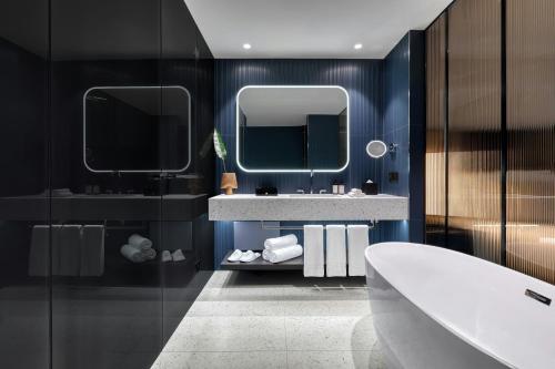 One-Bedroom Atrium King Suite with Balcony and Atrium View 