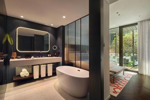 One-Bedroom Atrium King Suite with Balcony and Atrium View 