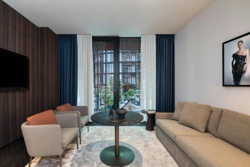 One-Bedroom Atrium King Suite with Balcony and Atrium View 