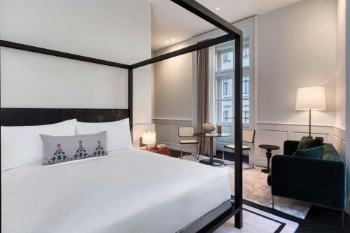 Heritage Superior King Room with Street View