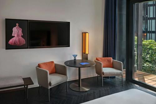 Atrium King Room with Balcony and Atrium View