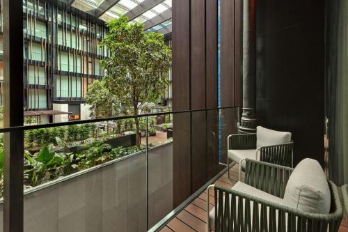 Atrium Twin Room with Two Twin Beds and Balcony - Atrium View