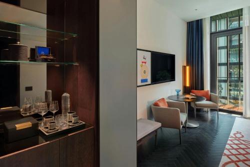 Atrium Twin Room with Two Twin Beds and Balcony - Atrium View