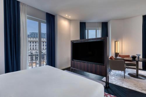 One-Bedroom Contemporary King Studio Suite 