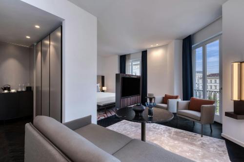 One-Bedroom Contemporary King Studio Suite 