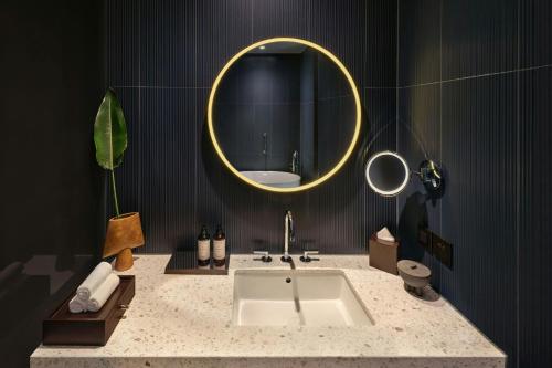 One-Bedroom Contemporary King Studio Suite 