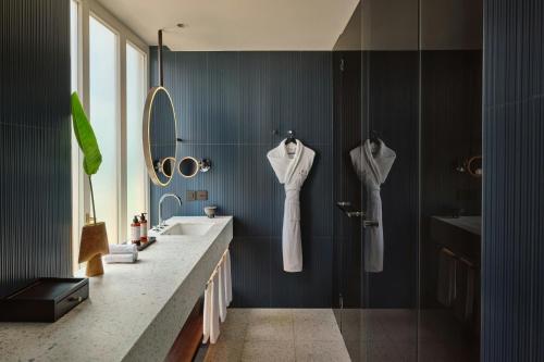 One-Bedroom Contemporary King Studio Suite 