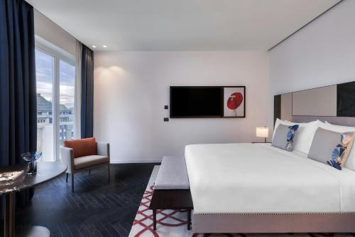 Superior Contemporary King Room with Street View