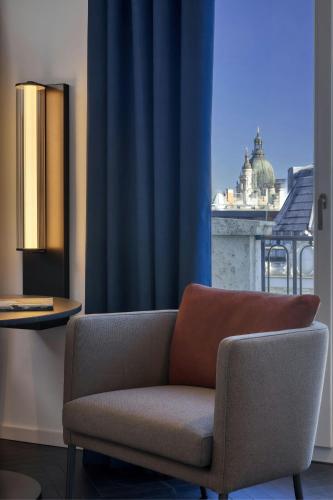 Superior Contemporary King Room with Street View