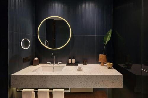 Superior Contemporary King Room with Street View