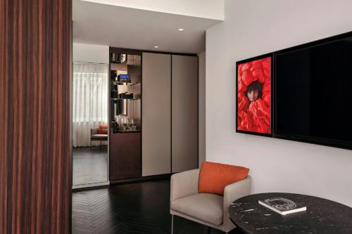 Superior Contemporary King Room with Street View