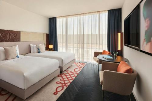 Contemporary Twin Room with Two Twin Beds and Street View