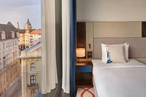 Contemporary Twin Room with Two Twin Beds and Street View