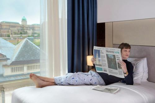 Contemporary Twin Room with Two Twin Beds and Street View
