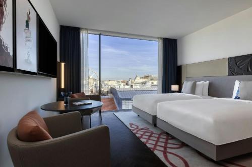 Contemporary Twin Room with Two Twin Beds and Street View
