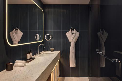 Contemporary Twin Room with Two Twin Beds and Street View