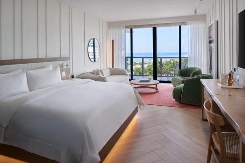 Guest Room, 1 King, Floor 4-8, Ocean View, Balcony Roll In Shower- Mobility Access