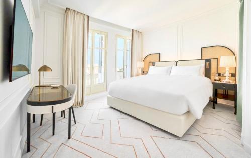 Classic King Room with Balcony and City View