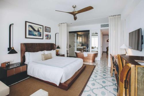 Deluxe King Room with Partial Ocean View