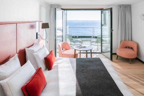 Suite with One King Bed or Two Single Beds and Terrace - Sea Front