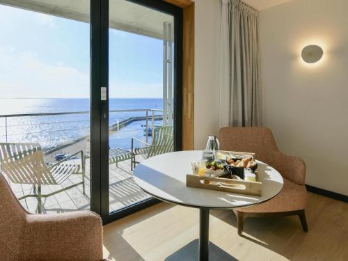 Suite with One King Bed or Two Single Beds and Terrace - Sea Front