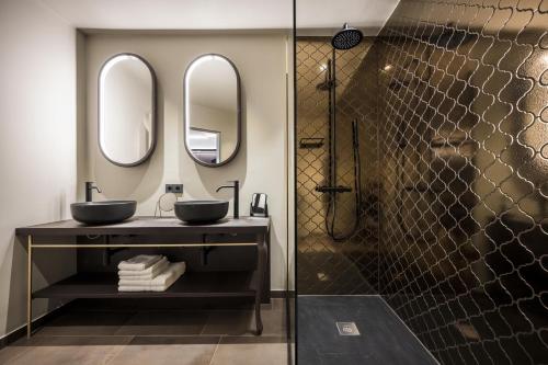 Golden Roof Suite 