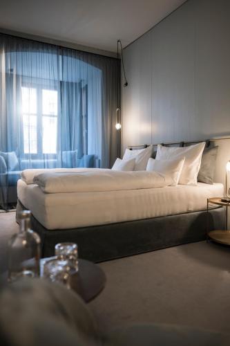 Medium Double Room with Golden Roof View