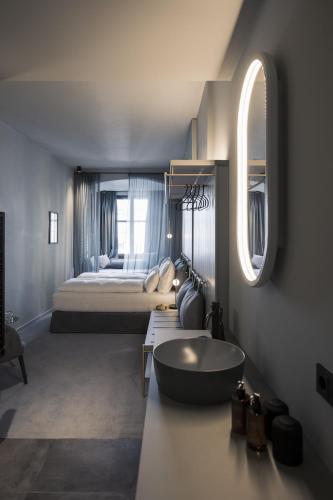 Medium Double Room with Golden Roof View
