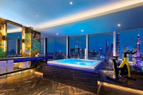 One-Bedroom King Suite with Pearl Tower View