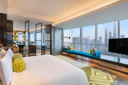 One-Bedroom King Suite with Pearl Tower View