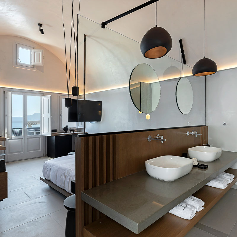 Deluxe Suite with outdoor hot tub