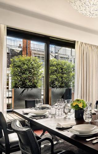 One-Bedroom King Suite with Urban View