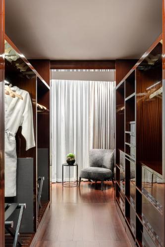 One-Bedroom King Suite with Urban View