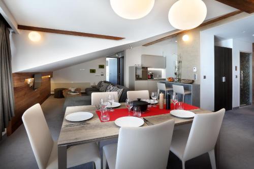 Two-Bedroom Deluxe Suite - Cozy Home XL