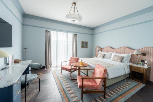 Heritage King Room