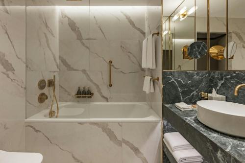 Heritage King Room