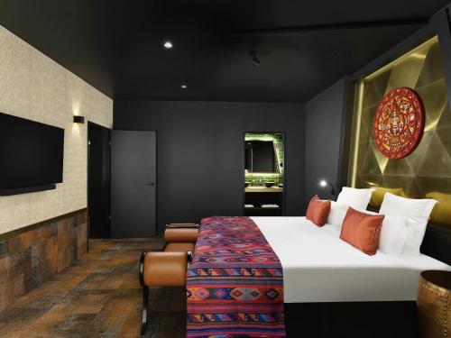 Maya Suite with One King Bed, Two Single Beds, Terrace and Pool View