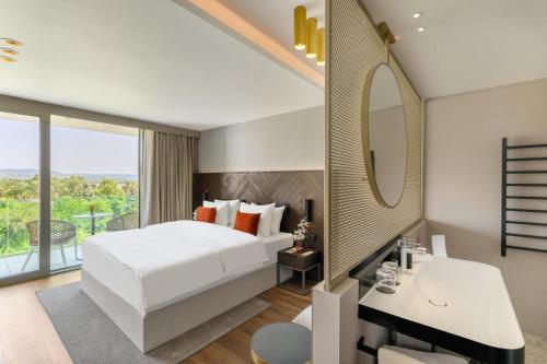 Superior room with side lake view