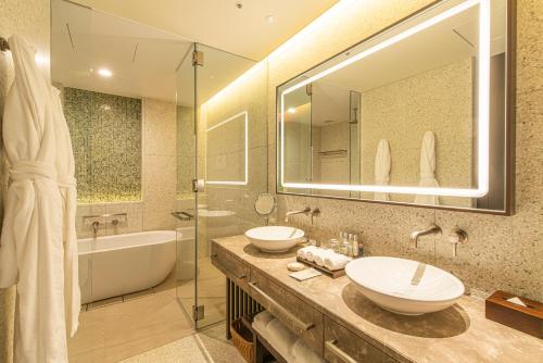 Deluxe King Room with Free Lounge Access