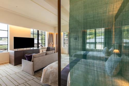 Premium Corner Twin Room with Free Lounge Access