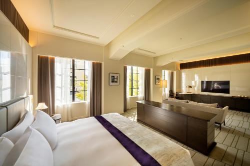 Executive King Room with Free Lounge Access