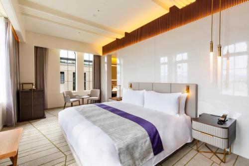 Standard Corner King Room with Free Lounge Access