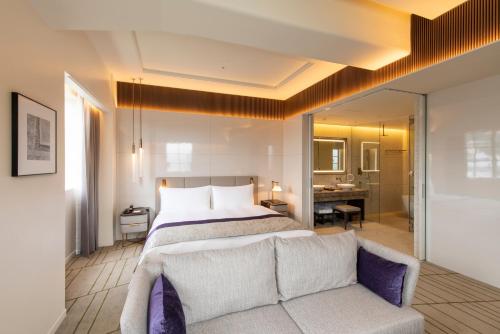 Premium King Room with Free Lounge Access
