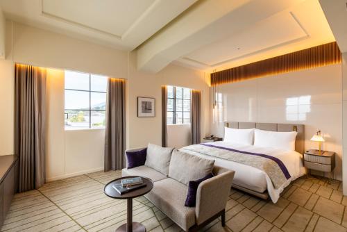 Premium King Room with Free Lounge Access