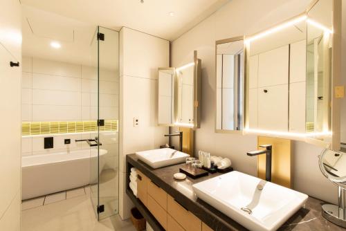 Premium King Room with Free Lounge Access