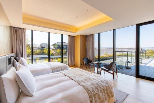 Panoramic Terrace with Free Lounge Access